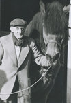 862633 Portret van orgeldraaier Piet van Maurik, met zijn paard Toetie in de staldeur van zijn woning annex stalgebouw ...